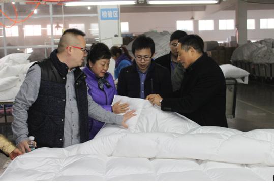 中國羽絨工業協會姚小蔓理事長、京東商城服飾家居事業部周總一行到鴻潤考察指導
